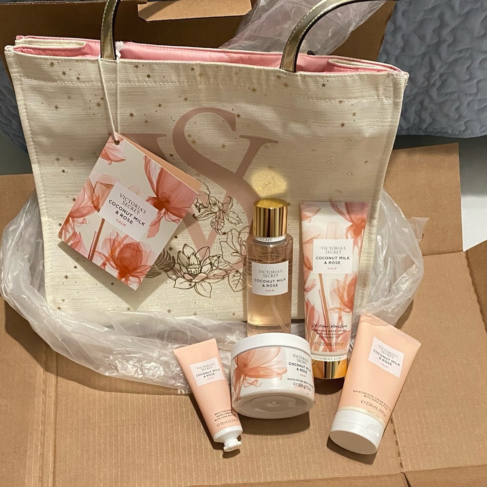 COPY - COPY - @@@ VICTORIA’S SECRET @@@ The Calm Kit. Coconut Milk & Rose Gift …